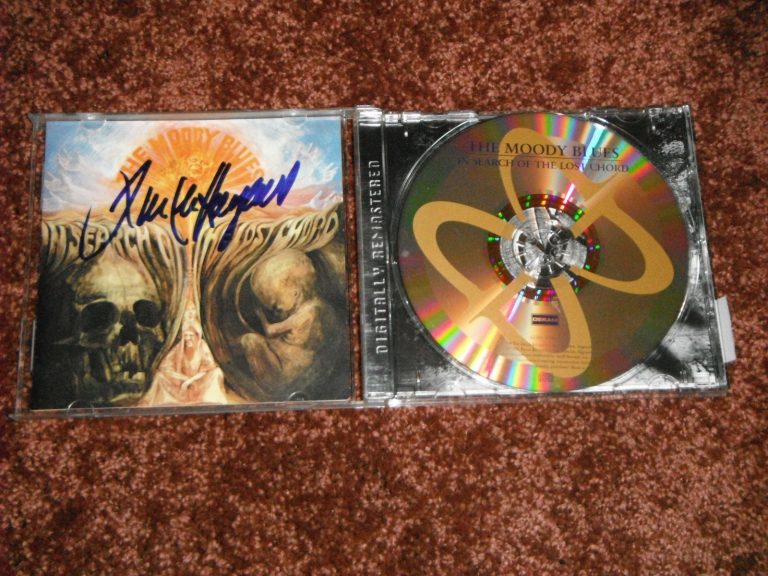 THE MOODY BLUES JUSTIN HAYWARD SIGNED IN SEARCH OF THE LOST CHORD CD COVER