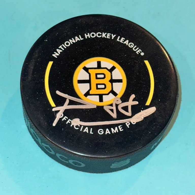 DAVID PASTRNAK Signed Boston BRUINS Official GAME Puck Beckett (BAS)