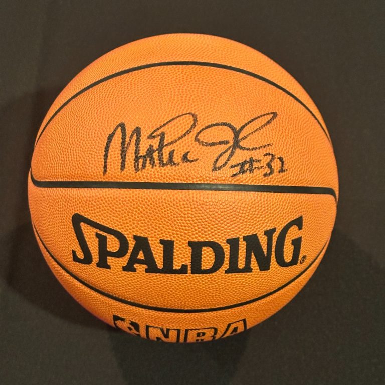 MAGIC JOHNSON Signed Spalding Official GAME BASKETBALL Beckett (BAS)