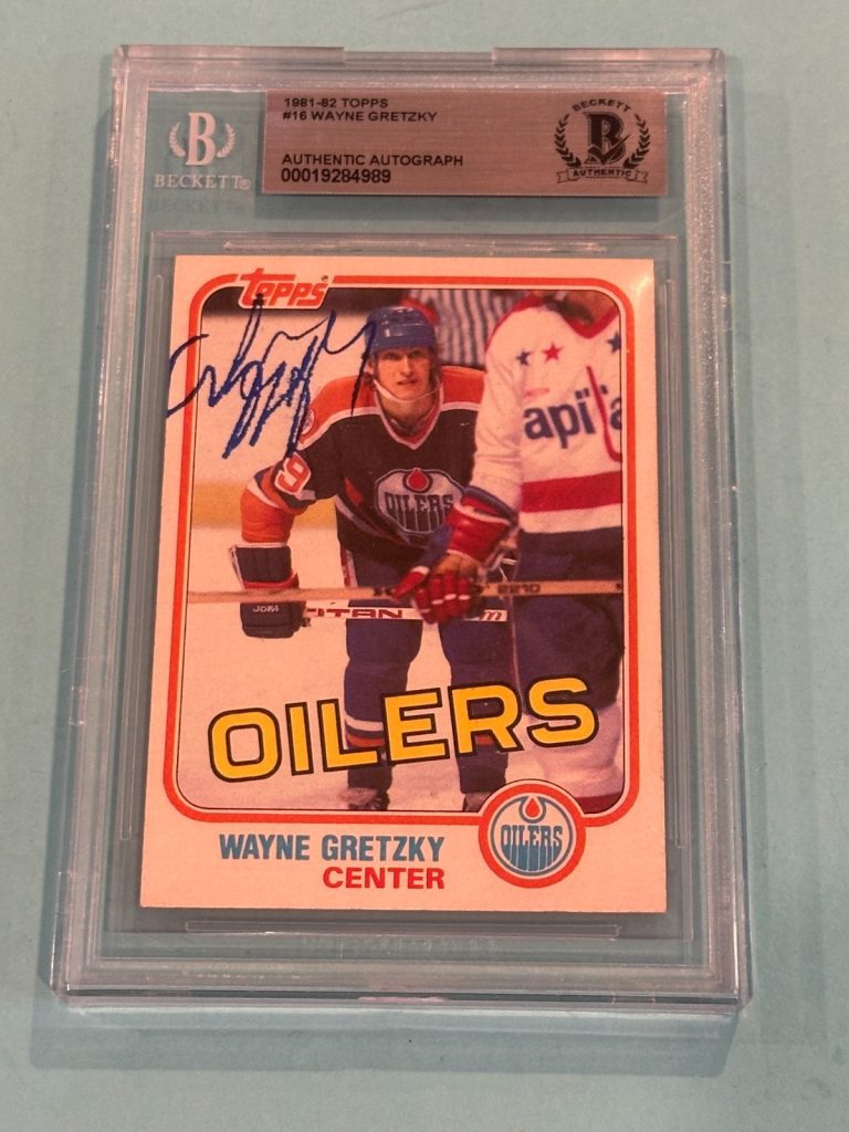 WAYNE GRETZKY Signed 1981-82 TOPPS Card #16 Beckett (BAS) ROOKIE ERA SIG!